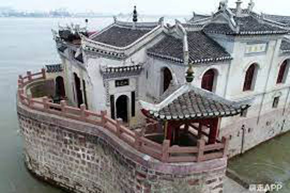 Ngôi chùa đứng vững giữa dòng sông dài nhất Trung Quốc, bất chấp đại hồng thủy suốt 700 năm: Bí mật gì bên dưới mặt nước?