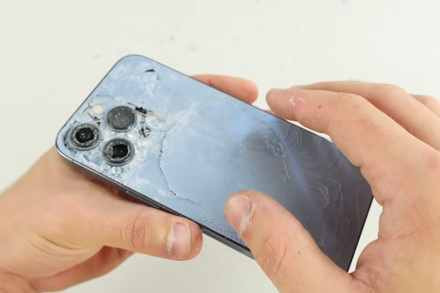 iPhone 13 Pro bị hư hỏng nặng sau bài test. Ảnh cắt từ clip.