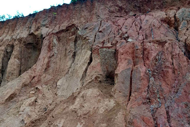 Đào hầm bên đường chơi, 3 cháu nhỏ bị đất vùi lấp tử vong