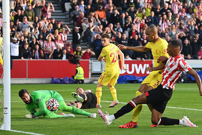 Hoà chật vật Brentford, Liverpool run rẩy lên đỉnh bảng