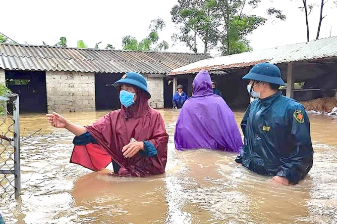 Mưa lớn kéo dài khiến hàng trăm ngôi nhà ở Nghệ An ngập sâu trong nước
