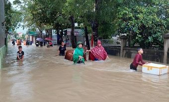 Mưa lớn kéo dài, hàng nghìn ngôi nhà ở Nghệ An, Hà Tĩnh bị ngập sâu, nhiều tuyến đường bị sạt lở chia cắt