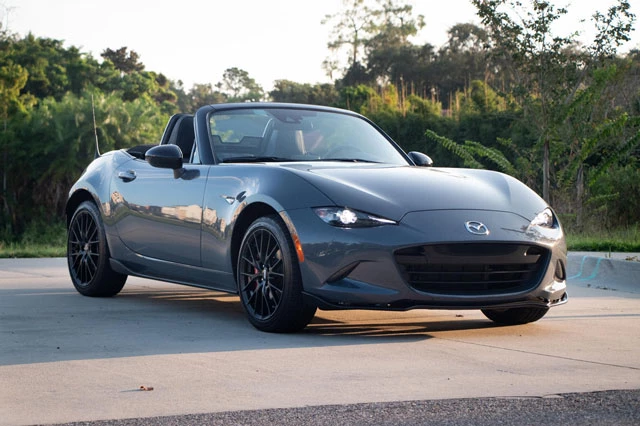 5. Mazda MX-5 Miata 2021 (giá khởi điểm: 26.830 USD).