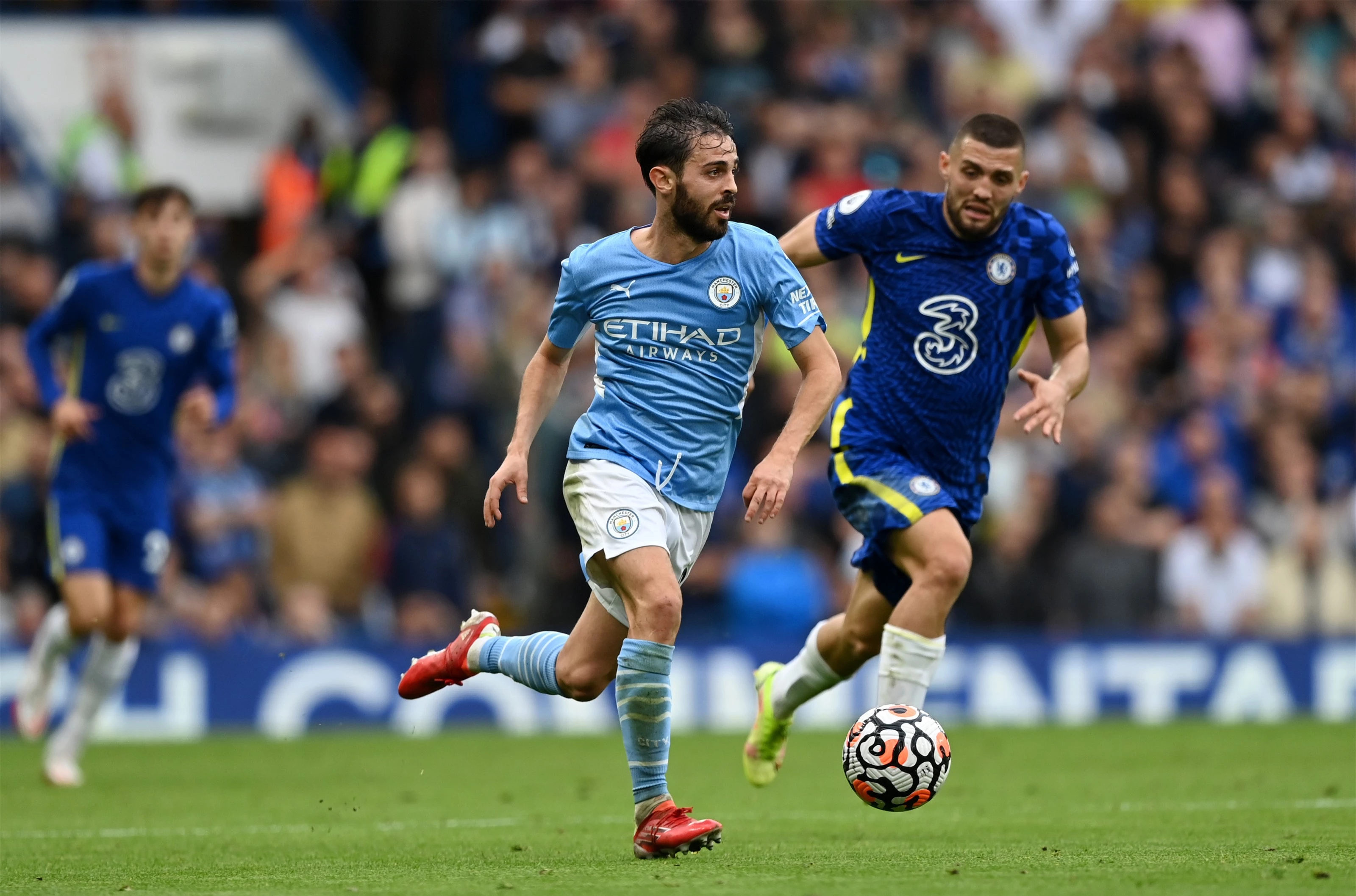 Hàng tiền vệ của Chelsea tỏ ra lép vế trước Man City