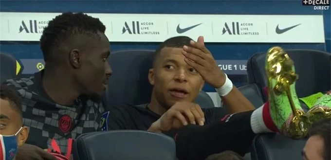 Mbappe phàn nàn với Gueye trên ghế dự bị về việc không được Neymar chuyền bóng