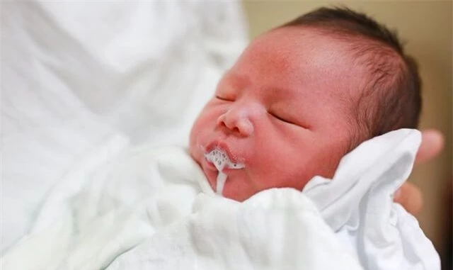 Tại sao trẻ sơ sinh hay bị ọc sữa nhiều?