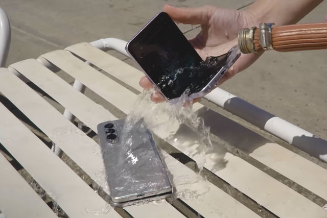Test khả năng chống nước của Samsung Galaxy Z Fold3 5G và Galaxy Z Flip3 5G