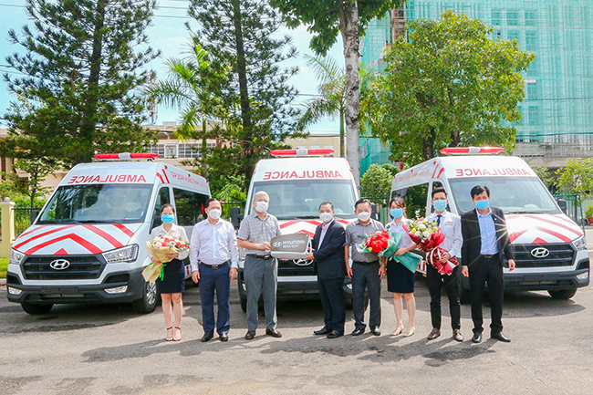 Ông Lê Hồng Việt - Phó Chủ tịch Tập đoàn Hưng Thịnh (thứ 5 từ phải sang) trao tặng xe cứu thương cho ông Lê Quang Hùng - Giám đốc Sở Y tế tỉnh Bình Định (thứ 3 từ trái sang).