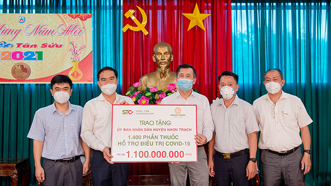 Đại diện Sông Tiên Corporation và Tập đoàn Hưng Thịnh trao tặng 1.400 phần thuốc hỗ trợ điều trị Covid-19 cho đại diện huyện Nhơn Trạch, tỉnh Đồng Nai.
