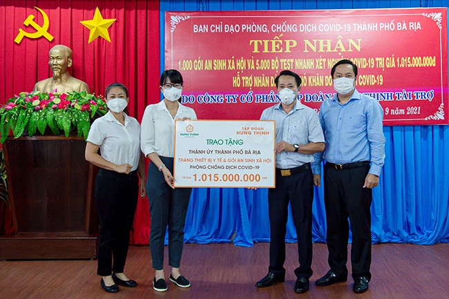Đại diện Tập đoàn Hưng Thịnh trao tặng trang thiết bị y tế và gói an sinh hơn 1 tỷ đồng cho Thành ủy TP.Bà Rịa, tỉnh Bà Rịa – Vũng Tàu.