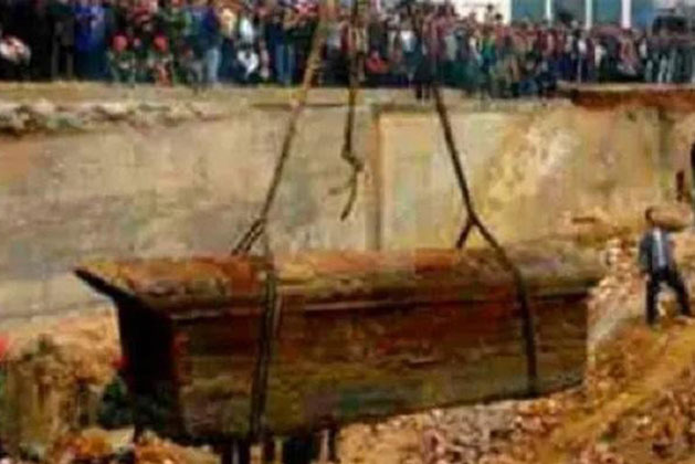 Khai quật mộ cổ, đoàn khảo cổ vừa vén tấm vải che hài cốt liền hét: Nguy hiểm, chạy mau!