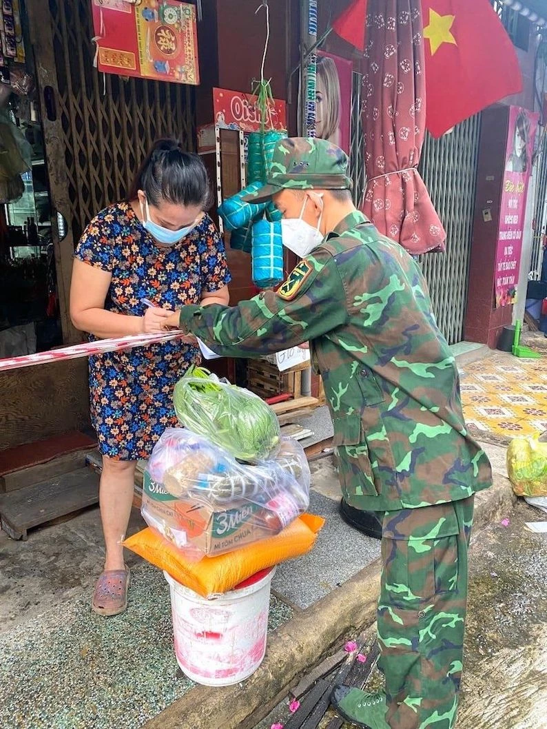 Một chiến sĩ trẻ đang gửi tặng túi an sinh từ Bình Phước đến một hộ gia đình tại Quận Bình Thạnh (TP Hồ Chí Minh)