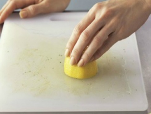 Bạn đã biết cách vệ sinh thớt nhựa đúng cách