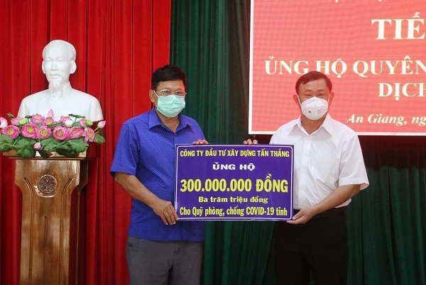 Công ty Cổ phần đầu tư xây dựng Tấn Thắng  trao tặng 300 triệu đồng.