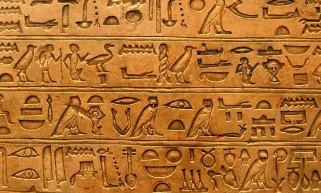 Hệ thống chữ viết của người Ai Cập cổ đại được gọi là chữ tượng hình. Mỗi biểu tượng đại diện cho một âm, một từ hoặc một hành động. Người dân cho rằng chữ viết là món quà của thần Thoth, vị thần trí tuệ. Chỉ các tu sĩ và thư lại mới được học cách sử dụng loại ngôn ngữ này. Giấy viết chưa xuất hiện trong thời kỳ này, người Ai Cập cổ đại sẽ viết lên đất sét, đá, đồ gốm hoặc lấy papyrus, một loại sậy được ép phẳng để viết chữ lên. Ảnh: Egypt Today.