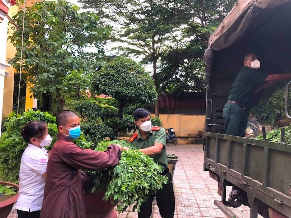 Nhường cơm, sẻ áo với đồng bào vùng dịch TP Hồ Chí Minh
