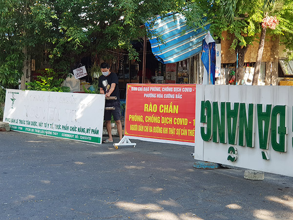 Phóng sự ảnh: Những hàng rào bảo vệ "vùng xanh” nhếch nhác tại nhiều tuyến phố ở Đà Nẵng