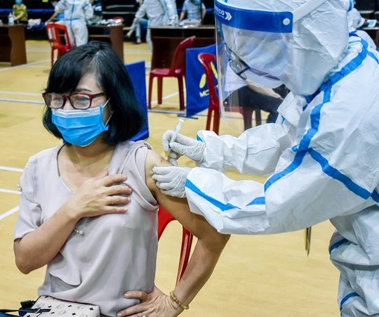 Người dân ở Đà Nẵng tiêm đủ 2 liều vaccine COVID-19 sẽ được đi lại tại tỉnh Quảng Nam