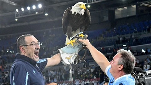 Lazio vs Roma: Sarri mang đại bàng vào sân ăn mừng, Mourinho nổi cáu với phóng viên