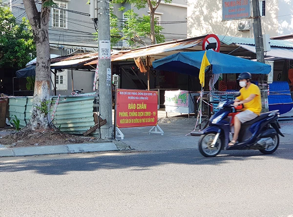 Và cả sự nhếch nhác, mất mỹ quan ngay trên mặt tiền đường Tiểu La như thế này!