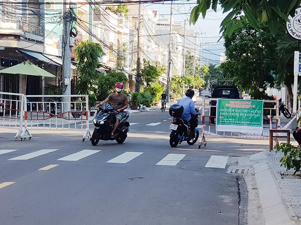 Hàng rào bảo vệ vùng xanh ở ngã tư Lý Văn Tố - Bùi Hữu Nghĩa (phường Phước Mỹ, quận Sơn Trà) vừa khuyến cáo ý thức phòng, chống dịch vừa đảm bảo thông thoáng cho người dân đi lại