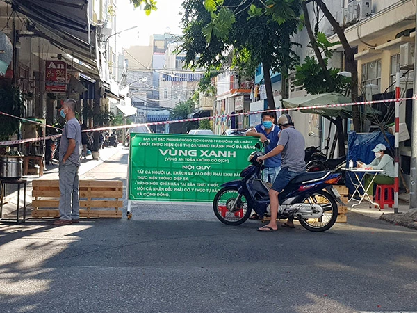 Ngược lại, hàng rào trên đường Nguyễn Chí Thanh thuộc “phường xanh” Hải Châu 1 (quận Hải Châu) gây cản trở việc đi lại của người dân nhưng không có tác dụng ngăn dịch bệnh từ bên ngoài lây lan vào “vùng xanh”