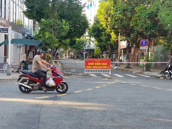 Mặc dù trở thành “vùng xanh” của “quận xanh” Ngũ Hành Sơn đã khá lâu nhưng nhiều tuyến đường trên địa bàn phường Mỹ An vẫn còn những hàng rào lưới B40 như thế này