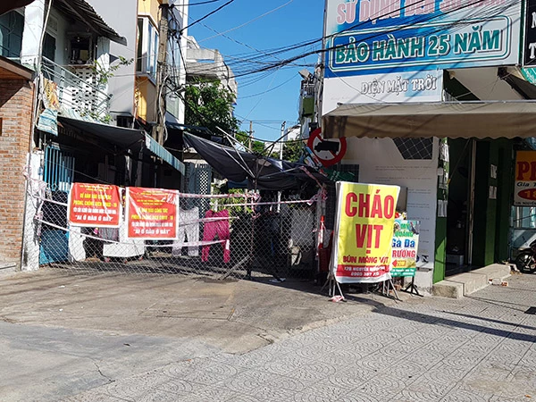 Còn hàng rào bảo vệ “vùng xanh” trên đường Nguyễn Hữu Thọ, thuộc “phường xanh” Hòa Thuận Tây (quận Hải Châu) thì biến thành nơi phơi quần áo…