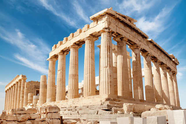 Đền Parthenon được đặt tại Athens, Hy Lạp. Ngôi đền này được gọi là trung tâm tôn giáo của Athens cổ đại, đồng thời là kho bạc, nơi cất giữ tiền đóng góp của nhân dân. Parthenon được khởi công vào năm 447 trước Công nguyên và hoàn thiện vào năm 432 trước Công nguyên. Ước tính, đội ngũ thi công đã sử dụng 22.000 tấn đá cẩm thạch để xây dựng đền và phần cổng dẫn tới Acropolis, thành phòng thủ của Athens. Ảnh: My Modern Met.
