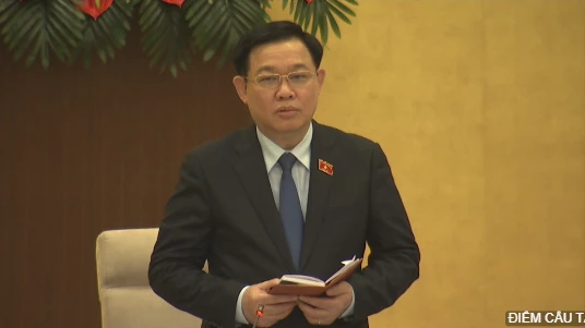Chủ tịch Quốc hội Vương Đình Huệ chủ trì buổi Tọa đàm.