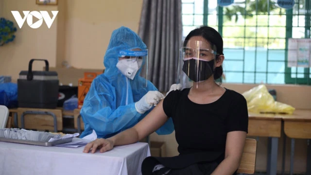 Thêm 1,3 triệu liều vaccine COVID-19 về đến Việt Nam.