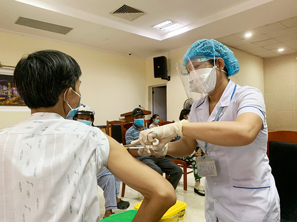 Đà Nẵng tích hợp dữ liệu tiêm vaccine vào mã QRCode khai báo y tế để người dân đến nơi đông người