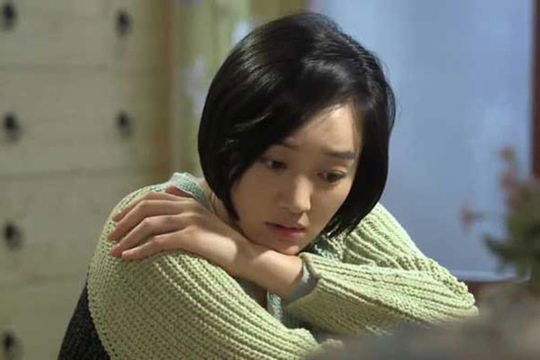 Thấy cô giúp việc đeo sợi dây chuyền vàng đắt tiền, tôi dò hỏi thì choáng nặng khi biết người tặng