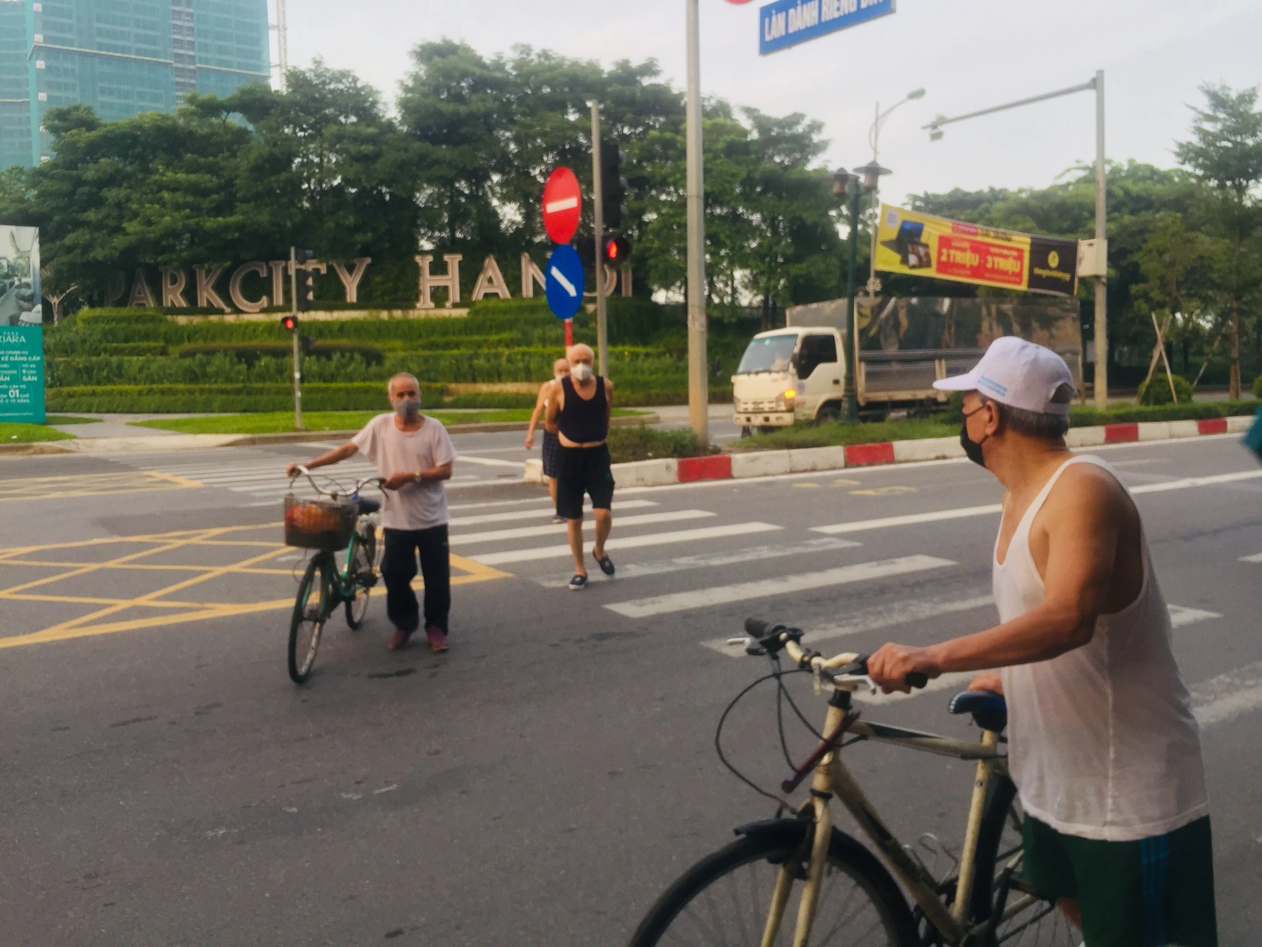 Trong sáng 28/6, tại khu vực Parkcity Hà Nội cơ bản người dân đều có ý thức chấp hành việc đeo khẩu trang và giãn cách khi tập thể dục.
