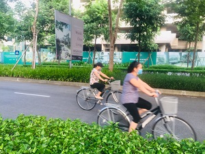 Hà Nội: Người dân đeo khẩu trang, thực hiện giãn cách đi tập thể dục