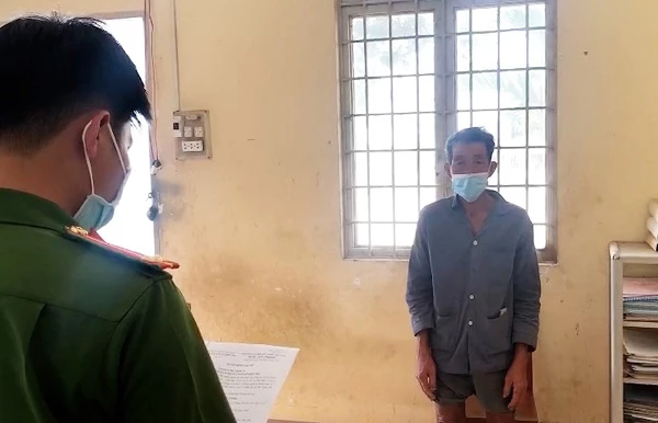 Người đàn ông tháo dây cách ly, đánh luôn trưởng ấp. Người đàn ông tháo dây cách ly, đánh luôn trưởng ấp.