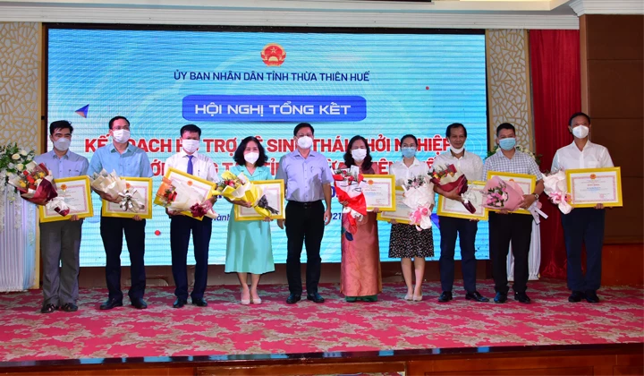 Phó Chủ tịch UBND tỉnh Thừa Thiên Huế Nguyễn Thanh Bình trao bằng khen cho các tập thể có thành tích xuất sắc trong hỗ trợ hệ sinh thái KNĐMST giai đoạn 2016-2020.