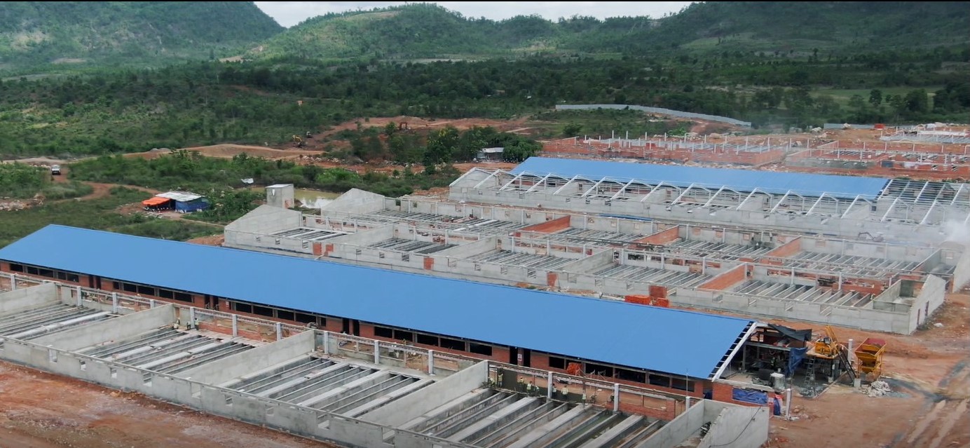 Tiến độ xây dựng dự án khu chăn nuôi ứng dụng công nghệ cao DHN Đắk Lắk (tháng 6/2021) do Tập đoàn Hùng Nhơn và De Heus đầu tư.