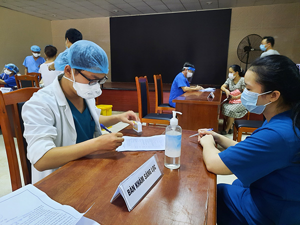 Đà Nẵng: Vì sao số người đã tiêm vaccine phòng COVID-19 lại nhiều hơn lượng vaccine được phân bổ?