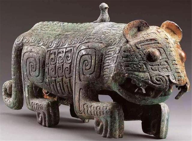 Phát hiện "hổ 2 đuôi" cùng 260 món vũ khí bên trong lăng mộ 3000 tuổi: Rốt cuộc chủ mộ là ai?