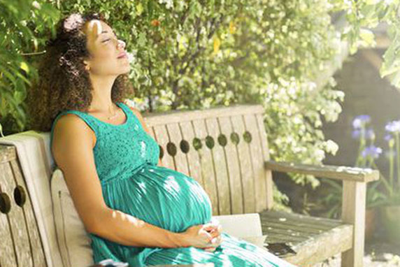 Thường xuyên tắm nắng giúp mẹ bầu giảm nguy cơ sinh non, dị tật thai nhi