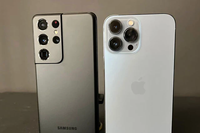 Camera sau của Samsung Galaxy S21 Ultra và iPhone 13 Pro Max (phải). Ảnh: El Grupo Informatico.