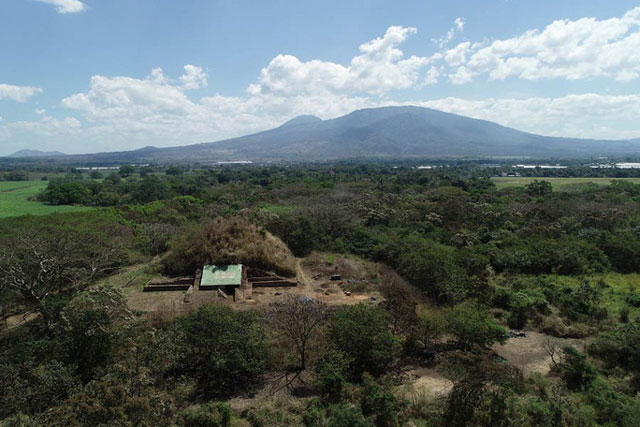 Choáng váng kim tự tháp "trấn yểm" siêu núi lửa nguyên vẹn sau 1.500 năm