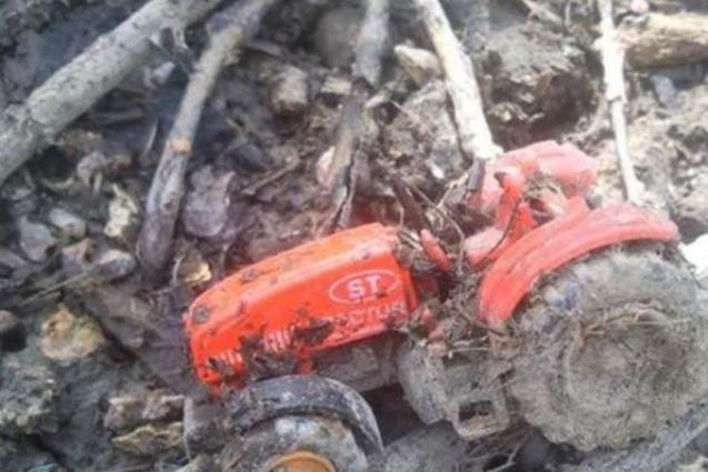 Ao cá liên tục bốc mùi khó ngửi, hút cạn nước để dọn dẹp, thứ tìm được dưới đáy ao khiến người phụ nữ không thể giữ bình tĩnh