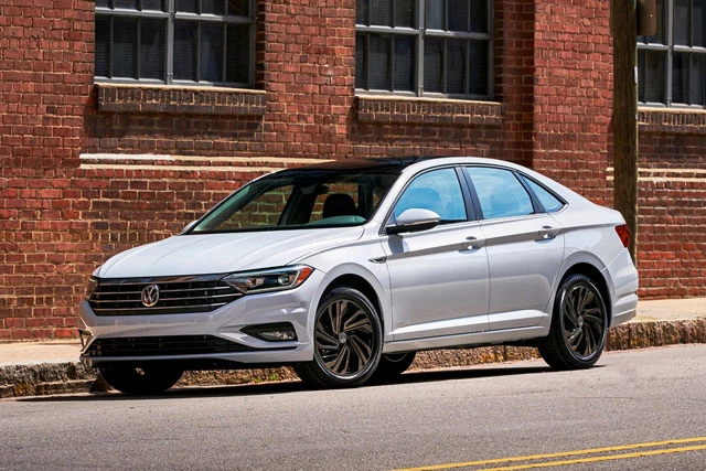 1. Volkswagen Jetta 2021 (giá khởi điểm: 19.990 USD).