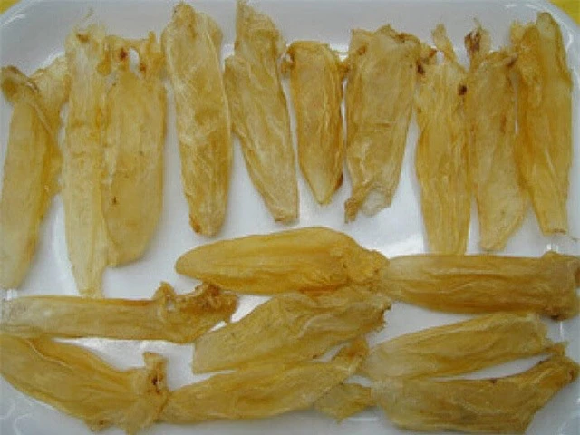 Bong bóng cá phơi khô được coi là một loại thuốc bổ và có giá thành tương đối cao.