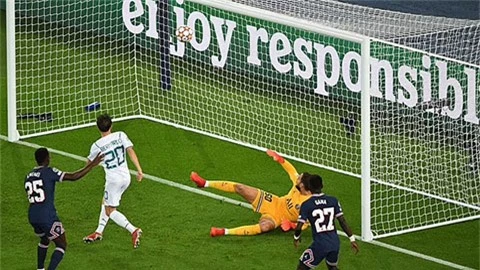 Bernardo Silva dứt điểm vọt xà trước khung thành bỏ trống của PSG?