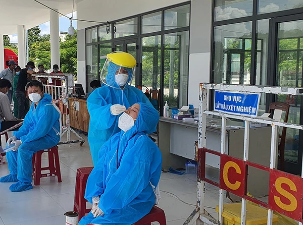 Lấy mẫu xét nghiệm tại các chốt kiểm soát dịch COVID-19 ở các cửa ngõ ra, vào TP Đà Nẵng