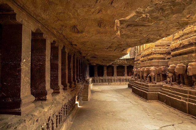 Đền Kailasa được tạo ra từ một khối đá. Ảnh: Shutterstock.