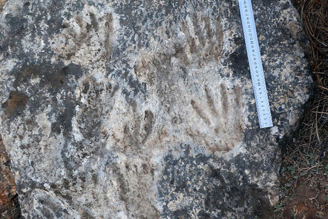 Hàng loạt dấu tay "loài người ma" xuất hiện ở Tây Tạng